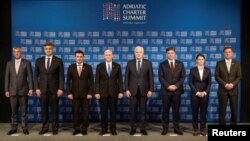 Predsjednik Kosova Hashim Thaci, premijer Hrvatske Andrej Plenković, premijer Makedonije Zoran Zaev, potpredsjednik SAD-a Mike Pence, premijer Crne Gore Duško Marković, predsjedavajući Vijeća ministara BiH Denis Zvizdić, premijerka Srbije Ana Brnabić i premijer Slovenije na zajedničkoj fotografiji na Samitu Američko-jadranske povelje u Crnoj Gori