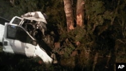 Ðống đổ nát của chiếc xe tải sau khi tông vào một cái cây khi đang chạy trên một xa lộ ở miền nông thôn bang Texas, ngày 22/7/2012 