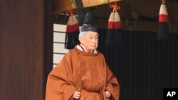 El emperador Akihito de Japón, sale del Palacio Imperial luego de un ritual para anunciar su abdicación al trono. Tokio, abril 30 de 2019.