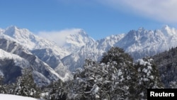 Nanda Devi (6.477 meter), gunung tertinggi kedua di India terlihat dari kota Auli, Uttarakhand, India (foto: ilustrasi). 