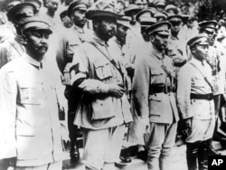 1928年國軍四位將領在北京的孫中山墓前。前排左起：閻錫山、馮玉祥、蔣介石、白 崇禧（白先勇之父）