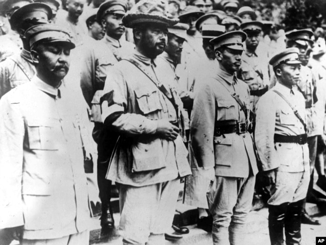 1928年国军四位将领在北京的孙中山墓前。前排左起：阎锡山、冯玉祥、蒋介石、白崇禧（白先勇之父）