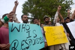 Pakistani journalists chant slogans during a demonstration to condemn a suicide bombing in Quetta that killed dozens of people including some journalists, in Karachi, Pakistan, Aug. 8, 2016.