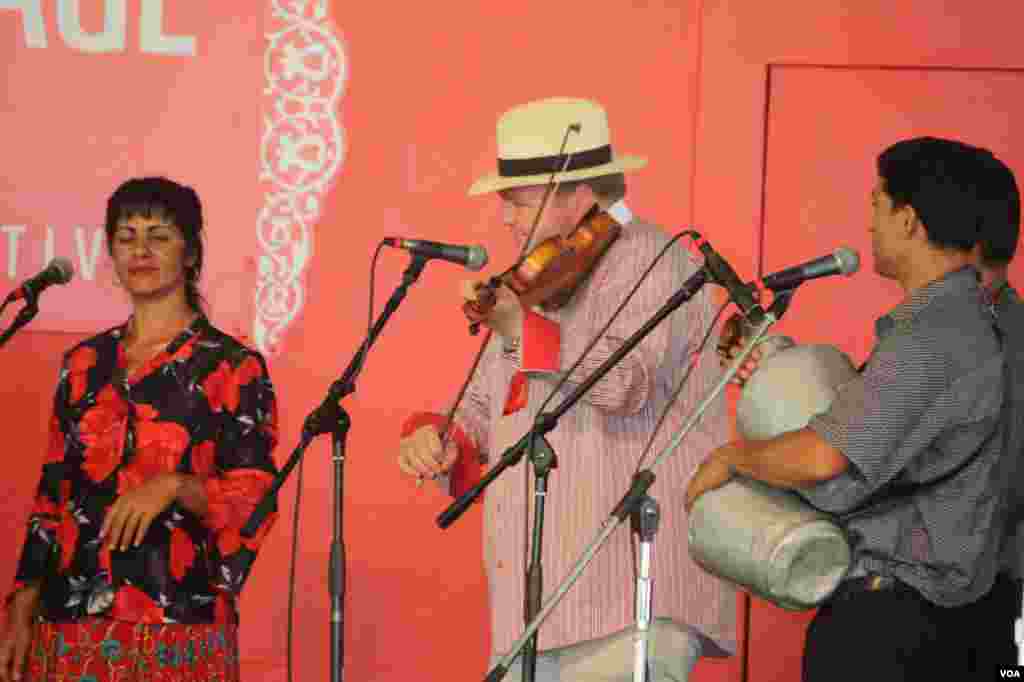 Diferentes grupos musicales se presentan como parte del variado programa del Smithsonian Folklife 2013.