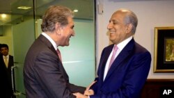 El canciller paquistaní, Shah Mehmood Qureshi (izquierda), recibe al enviado de Estados Unidos, Zalmay Khalilzad, en el Ministerio de Exteriores en Islamabad, Pakistán, el 1 de agosto de 2019. (Ministerio de Exteriores de Pakistán vía AP)