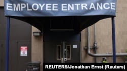 Ulaz za zaposlene u vašingtonskom hotelu Hajat - zatvorenom za goste (Foto: REUTERS/Jonathan Ernst)