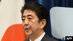 14일 일본 도쿄의 총리 관저에서 열린 기자회견에서 아베 신조 일본 총리가 2차 세계대전 전후 70년을 기념하는 담화를 발표하고 있다.