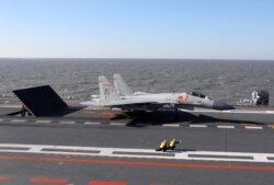 Arhiva. Na fotografiji objavljenoj u decembru 2016. vidi se kineski lovac J-16 kako poleće sa palube nosača aviona Liaoning, tokom vojnih vežbi u Bohajskom moru, severnom delu Žutog mora, kraj severoistočnih obala Kine.