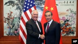 Menteri Luar Negari AS Rex Tillerson, kiri, berjabat tangan dengan Menteri Luar Negeri China Wang Yi sebelum mengadakan pertemuan di Beijing, 30 September 2017.