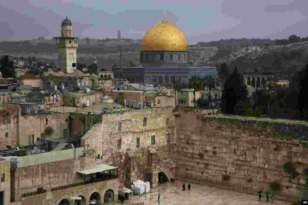 بنیاد تاریخی شهر بیت المقدس به سال ۱۰۱۰ پیش از میلاد و عصر پیامبر داوود بر می&zwnj;گردد. یهودیان این شهر را اورشیلیم می&zwnj;خوانند 