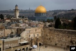 2017年12月6日耶路撒冷老城区的西墙和犹太人和穆斯林最神圣的地方之一 - 圆顶清真寺。
