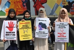 Para aktivis menggelar unjuk rasa memprotes kekerasan dan pelecehan seksual terhadap perempuan di kampus. (Foto: AFP)