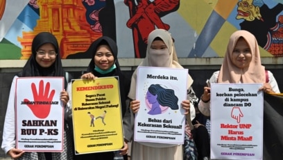 Para aktivis gerakan anti-kekerasan terhadap perempuan menggelar unjuk rasa memprotes kekerasan dan pelecehan seksual terhadap perempuan di kampus, di luar Kementerian Pendidikan dan Kebudayaan, di Jakarta, 10 Februari 2020. (Foto: AFP)
