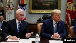 El presidente de EE.UU., Donald Trump y su vicepresidente, Mike Pence, hablan en la Casa Blanca durante una reunión del Grupo de Trabajo para enfrentar la COVID-19.