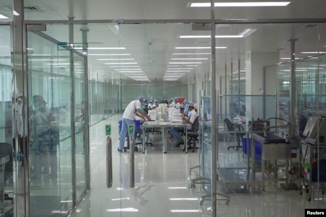 Beberapa staf di fasilitas produksi vaksin COVID-19 di kantor Bio Farma, Bandung, Jawa Barat (4 Agustus 2020). Bio Farma telah memiliki teknologi yang mumpuni untuk memproduksi vaksin berbasis protein, seperti vaksin yang dikembangkan Nova.