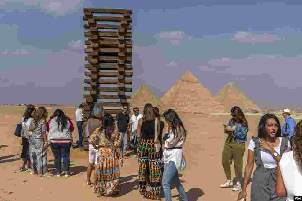 An art exhibit at the Great Pyramids of Giza, the first of its kind, shows works by Brazilian artist Jo&#227;o Trevisan and other artists, in Giza, Oct 21, 2021. (Hamada Elrasam/VOA) 