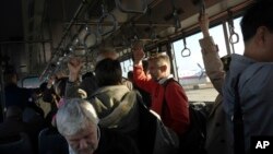 북한 방문을 마친 외국인들이 평양 순안공항에서 베이징으로 향하는 여객기에 탑승하기 위해 셔틀버스로 이동하고 있다. (자료사진)