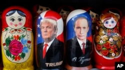 روسی شہر سینٹ پیٹربرگ کے ایک اسٹور پر صدر ٹرمپ اور پوٹن کی شبہہ کی گڑیاں فروخت کے لیے رکھی گئی ہیں۔ 20 جنوری 2017