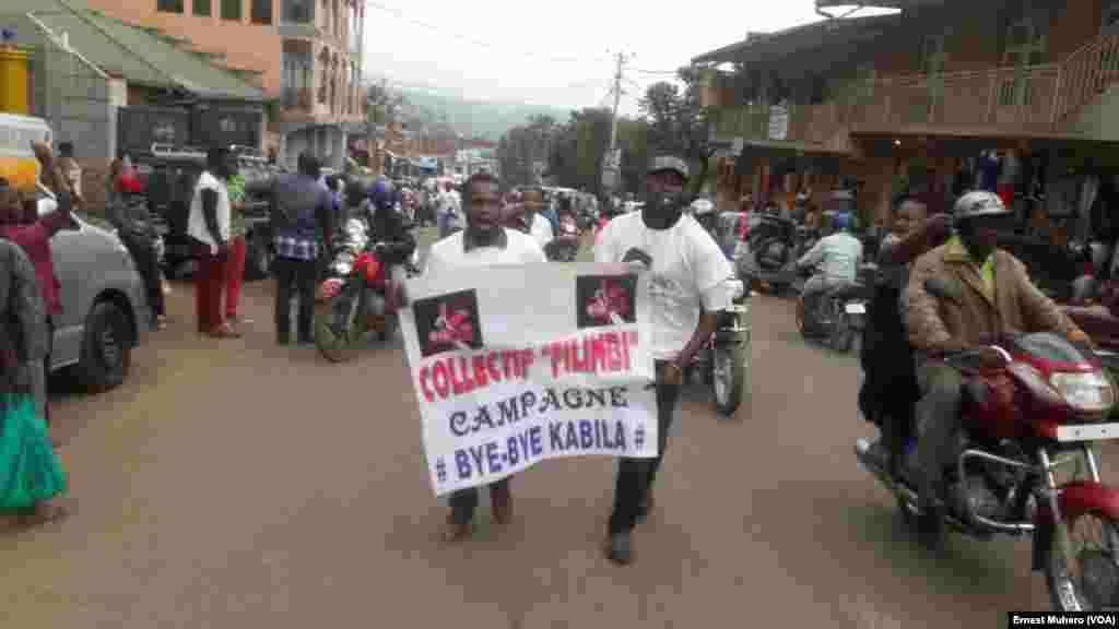 Des militants de Filimbi marchent dans une rue de Bukavu, RDC, 23 février 2016. VOA/Ernest Muhero