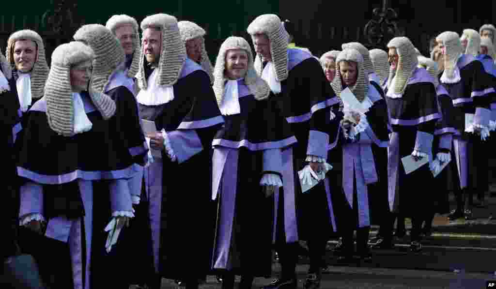 영국 런던에서 원로판사들이 연례 열리는 &#39;판사의 서비스(Judge&#39;s Service)&#39;에 참석하기 위해&nbsp;웨스트민스터 성당에서 의회로 이어지는 도로를 건너고 있다.