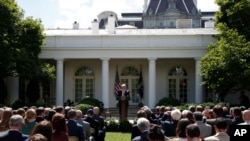 Le président Donald Trump fait une déclaration devant une assistance au Rose Garden de la Maison Blanche, 1er juin 2017