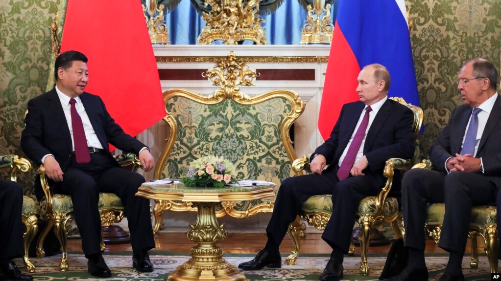 Tổng thống Nga Vladimir Putin (phải, thứ hai) hội kiến Chủ tịch Trung Quốc Tập Cận Bình (trái) tại Điện Kremlin, Moscow, ngày 4 tháng 7, 2017.