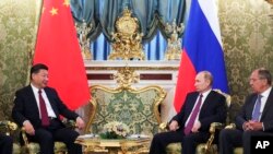 俄罗斯总统普京（右二）在莫斯科的克里姆林宫会晤到访的中国国家主席习近平。俄罗斯外长拉夫罗夫（右一）在座。（2017年7月4日）