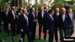 Delegates of the G20 Finance Ministers and Central Bank Governors Meeting talk as they arrive for an official photograph in the northern Australian city of Cairns, Sept. 20, 2014. 