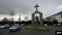 La statue de Jean Paul II surplombée d’une croix en Bretagne, dans l'ouest de la France, 5 janvier 2016.