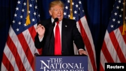 Kandidat calon presiden unggulan Partai Republik, Donald Trump memberikan pidato soal kebijakan luar negeri AS di Washington DC, Rabu (27/4).