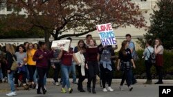 Estudiantes de escuelas públicas y de universidades realizaron protestas en diversos estados de EE.UU. tras la victoria de Donald Trump.