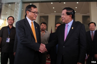 រូបឯកសារ៖ លោក​ សម រង្ស៊ី (ឆ្វេង) អតីតប្រធាន​គណបក្ស​សង្គ្រោះជាតិ និង​លោកនាយក​រដ្ឋមន្ត្រី ហ៊ុន សែន ចាប់ដៃគ្នា ក្រោយ​រដ្ឋសភាបាន​បោះឆ្នោត​ជ្រើសតាំង​សមាជិក​ថ្មី​នៃ​គណៈកម្មការជាតិរៀបចំការបោះឆ្នោត កាលពីថ្ងៃទី៩ ខែមេសា ឆ្នាំ២០១៥។