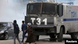 土耳其防暴警察使用催淚瓦斯驅散示威者庫爾德人。