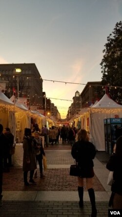 Suasana pasar Natal di Washington DC.