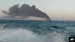 2 جون کو جاری ہونے والی ایک ویڈیو کے کلپ میں ایران کے جنگی جہاز خارگ سے دھوئیں کے بادل بلند ہو رہے ہیں۔ آگ لگنے کے وقت جاسک بندرگاہ کے قریب تھا۔