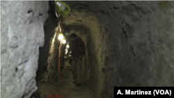 Agent granične patrole ispituje tunel koji vodi od Tihuane do San Dijega. 