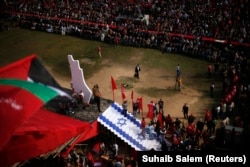 Warga Palestina menginjak poster bendera Israel saat unjuk rasa yang menandai peringatan 46 tahun berdirinya Front Pembebasan Palestina (PFLP), di Kota Gaza 7 Desember 2013, sebagai ilustrasi. (Foto: REUTERS /Suhaib Salem)