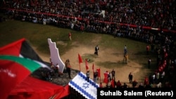 Warga Palestina menginjak poster bendera Israel saat unjuk rasa yang menandai peringatan 46 tahun berdirinya Front Pembebasan Palestina (PFLP), di Kota Gaza 7 Desember 2013, sebagai ilustrasi. (Foto: REUTERS /Suhaib Salem)