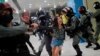 Varios heridos y detenidos tras duros enfrentamientos en centro comercial de Hong Kong