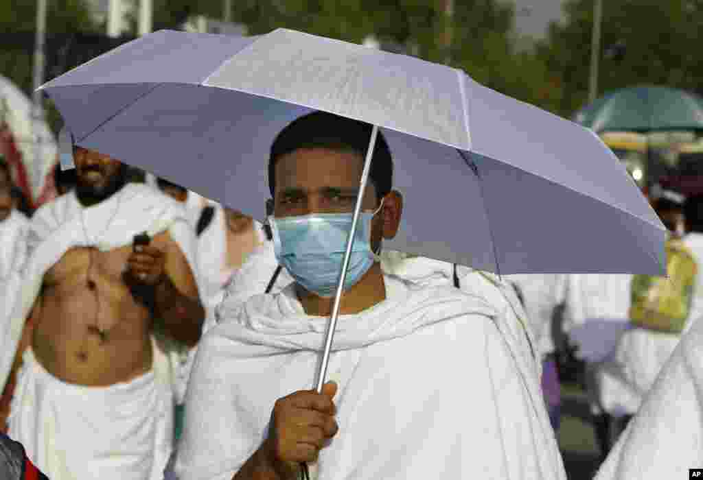 Un pèlerin musulman porte un masque médical alors qu'il se promène à Arafat, près de la ville sainte de La Mecque, en Arabie Saoudite, le 14 octobre 2013