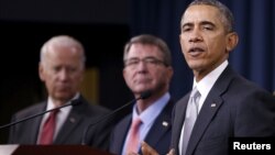 美国总统奥巴马在国防部参加国家安全会议后发表谈话，身旁是副总统拜登和国防部长卡特（2015年12月14日）