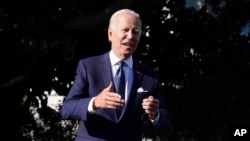 Presiden AS Joe Biden berbicara kepada awak media di area Taman Selatan dari Gedung Putih di Washington pada 18 Oktober 2021. (Foto: AP/Evan Vucci)