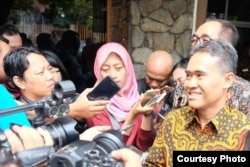 Rektor UGM Panut Mulyono memberi keterangan pada media setelah bertemu Ombudsman, Selasa (8/1). (Foto courtesy: Humas UGM)