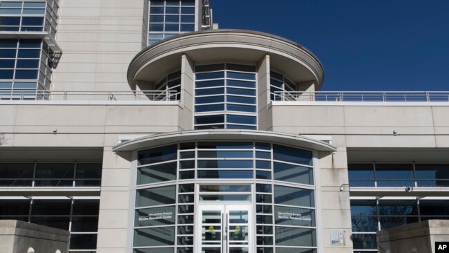 ARCHIVO - La entrada del Centro de Investigación de Vacunas Dale y Betty Bumpers se ve en los Institutos Nacionales de Salud en Bethesda, Maryland.