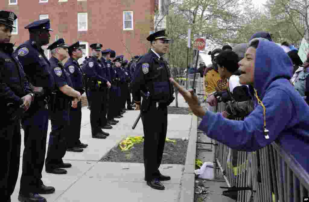 Members of the Baltimore Police Department stand guard outside the department's Western District police station during a protest for detainee Freddie Gray who died in police custody, in Baltimore, April 23, 2015. 