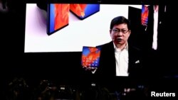 El director ejecutivo de Huawei presenta el modelo Mate XS plegable durante el lanzamiento del producto, que tuvo lugar en Barcelona, España, el 24 de febrero de 2020.