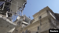 Các tòa nhà ở Aleppo bị hư hại vì đạn pháo của lực lượng của chính phủ