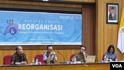 Para pembicara dalam diskusi reorganisasi militer Indonesia di Yogyakarta, Rabu 10 April 2019. (foto: VOA/Nurhadi)