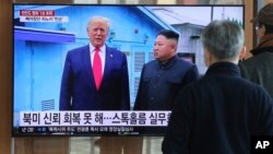 31일 한국 서울역에 설치된 TV에서 미-북 관계에 관한 뉴스가 나오고 있다.