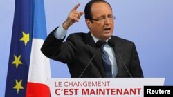 El candidato socialista Francois Hollande llamó a los franceses a ir a votar y no confiarse en la victoria que le atribuyen los sondeos.